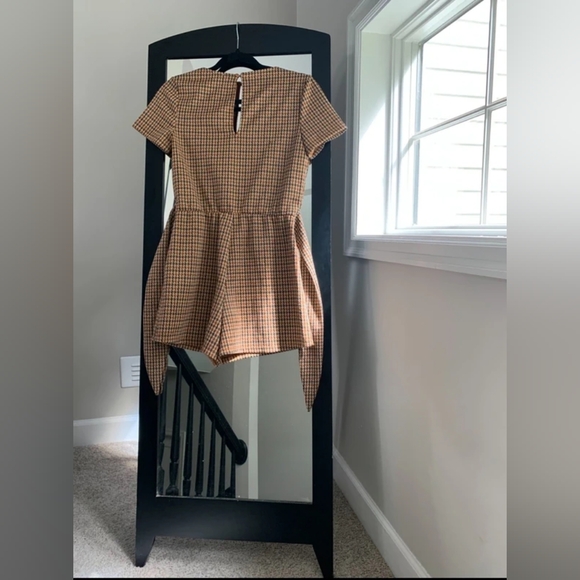 Checkered V-Neck Belted Top - Picture 2 of 4